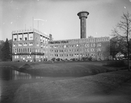 811570 Gezicht op het gebouw van het Koninklijk Nederlands Meteorologisch Instituut te De Bilt.